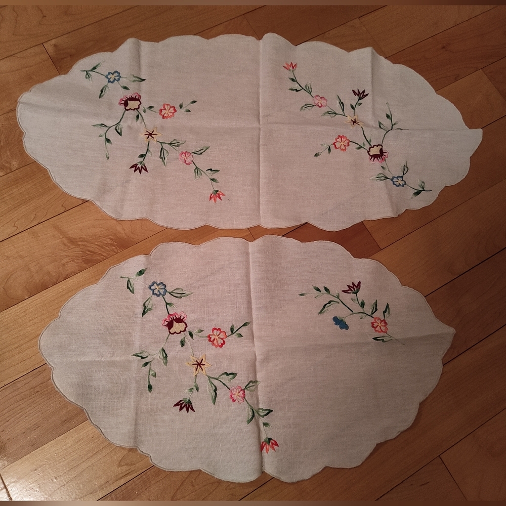 Vintage Embroidered Floral Table Runners - doilies color Cream